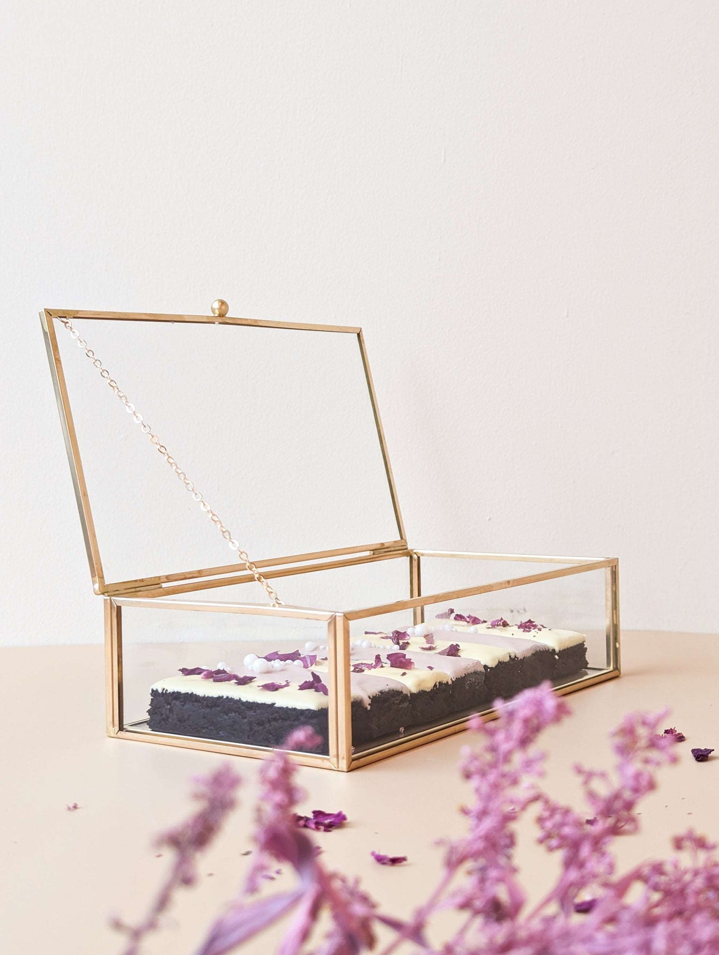 Brownie glass box with lilac petals and pearls decor