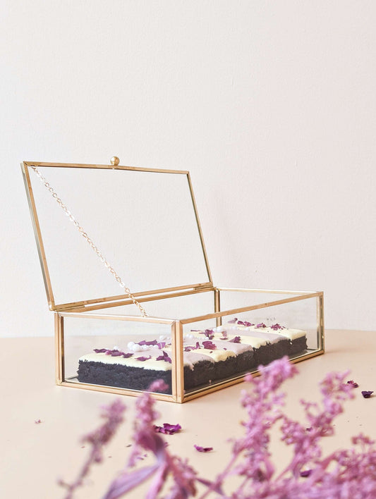Brownie glass box with lilac petals and pearls decor