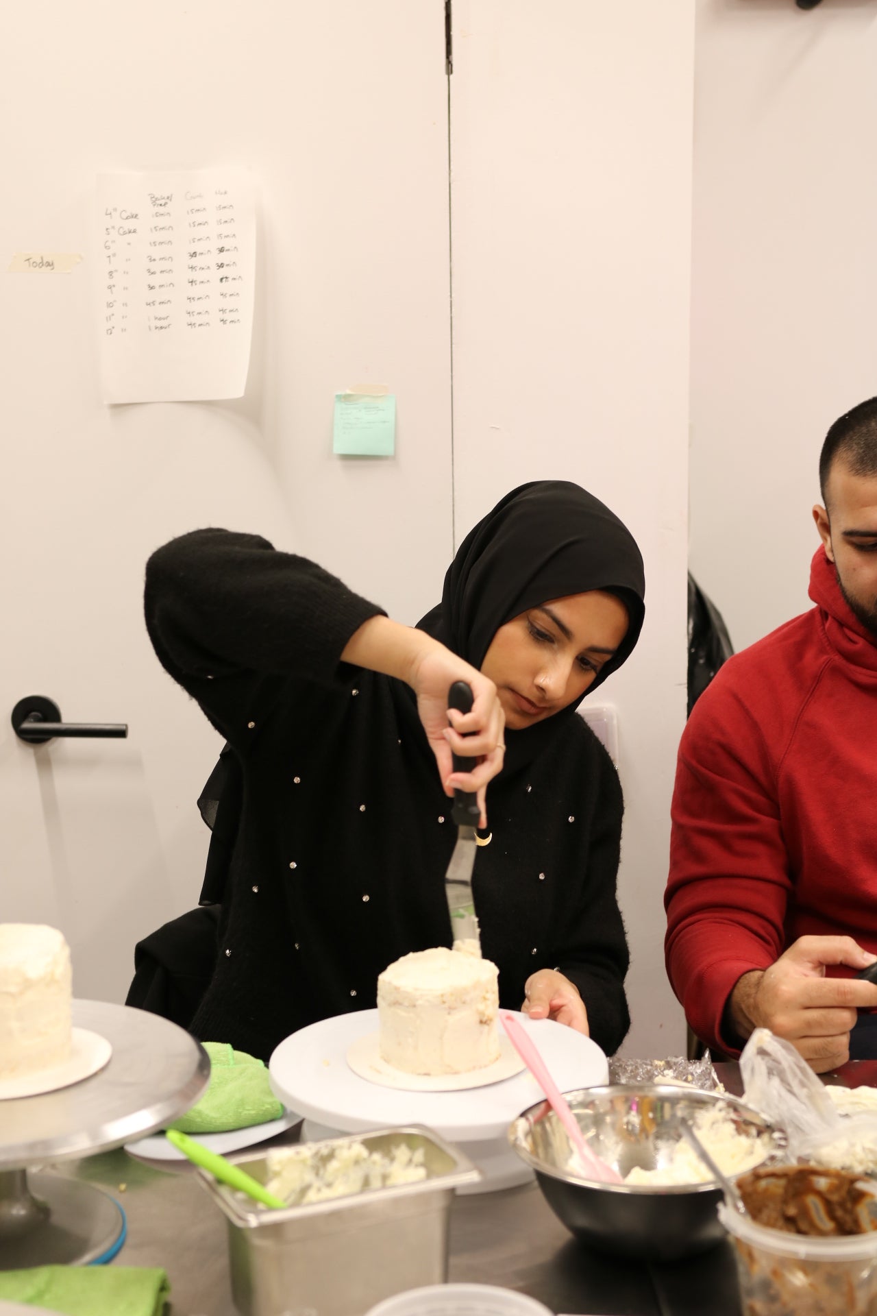 Bento cake class. The girl is spreading cream on the cake