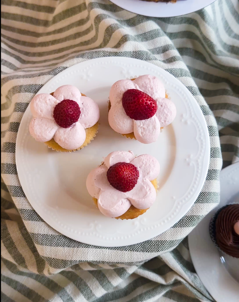 🍓 Berry Strawberry Cupcake
