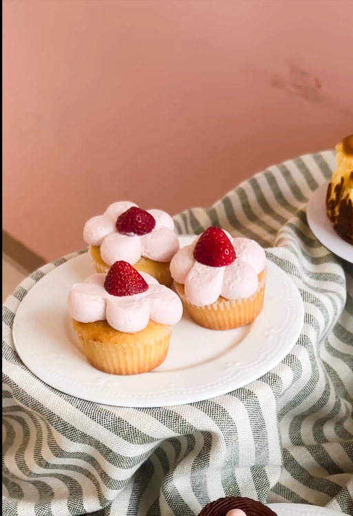 🍓 Berry Strawberry Cupcake